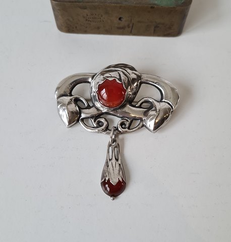 Beautiful brooch in silver and amber.