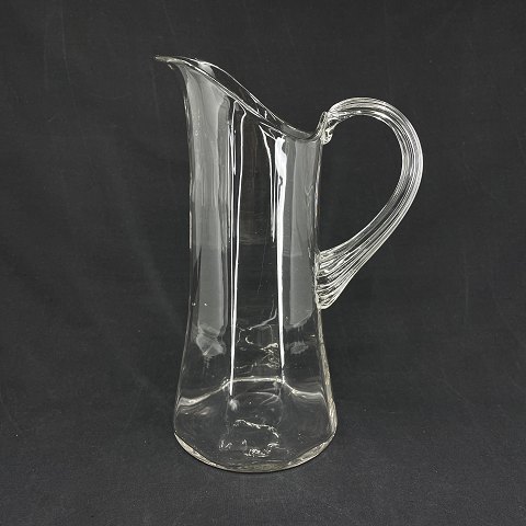 Glass jug with wide optics
