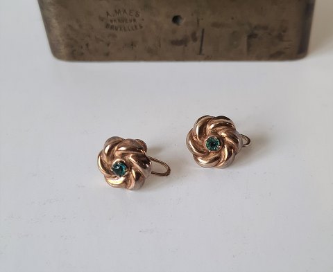 Victorian earrings in 10 kt gold designed as a flower adorned with emerald