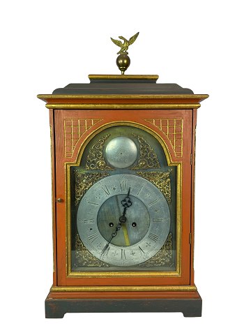 Fireplace clock painted and of brass, as well as decorated with figurine of 
brass, from around 1860. 
5000m2 showroom.
Great condition
