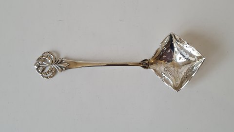 Beautiful sugar spoon in silver from 1911