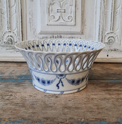 B&G Empire rare fruit basket with openwork edge