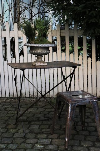 Old French café table in iron with a super nice dark patina...
H:70cm. L&W:70x48cm.