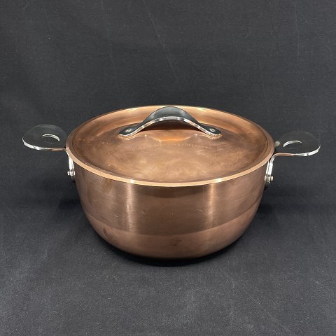 Copper pot designed by Hans Bunde