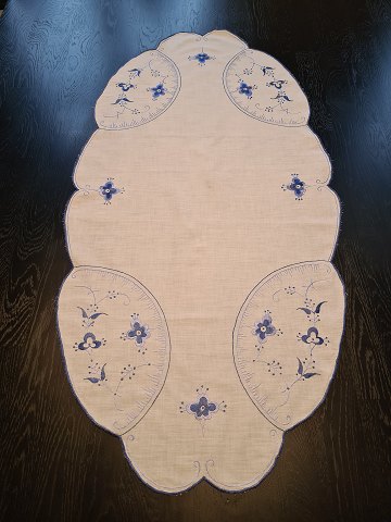 Table runs embroidered with blue fluted pattern 46 x 91 cm.