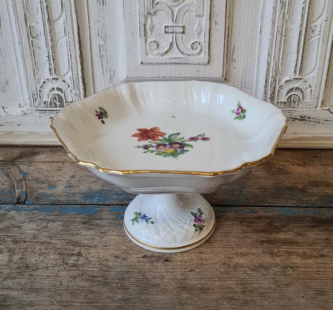 Royal Copenhagen Light Saxon Flower dish no. 1534/1529