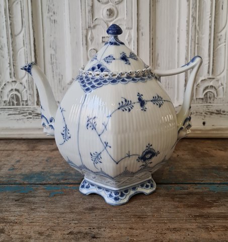 Royal Copenhagen Blue Fluted full blonde teapot No.