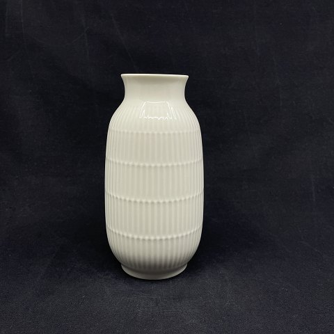 Hvid riflet vase af Thorkild Olsen