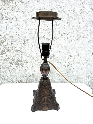 Metal table lamp
With pattern on the sides
* 875 DKK