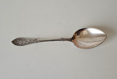 Small serving spade in silver with Viking inspired decoration from 1900 - 15.5 
cm.