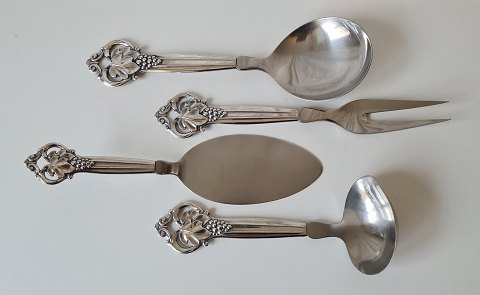 4 serving parts in silver and steel