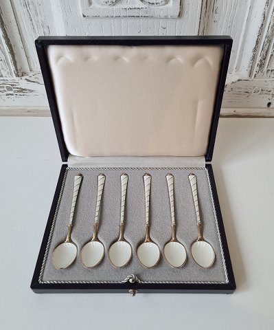 Put on 6 mocha spoons in gold-plated sterling silver and enamel