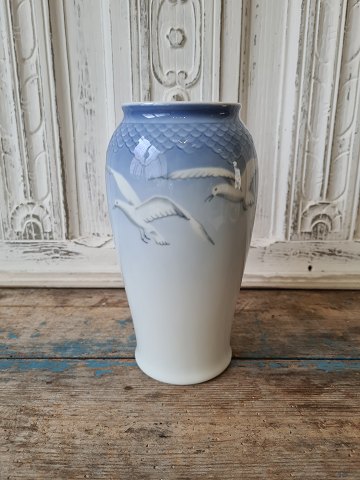 B&G Seagull without gold vase no. 682