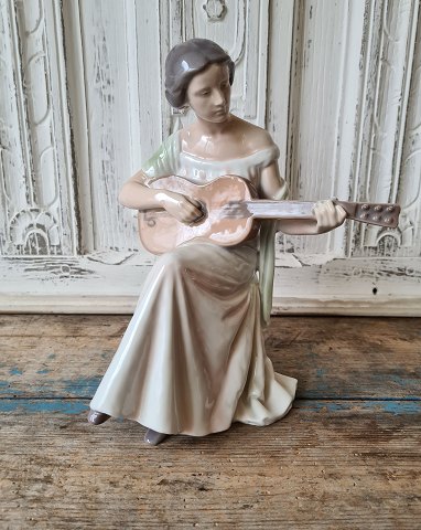 B&G Figur - kvinde med guitar no. 1684