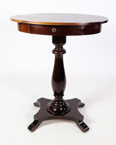 Oval side table on pillar with drawer in mahogany from around the year 1890s.
Dimensions in cm: H: 70 W: 57.5 D: 41
Great condition
