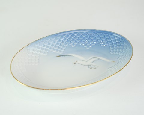 Oval skål fra B&G med høj kant i mågestel med guldkant no. 39
Flot stand
