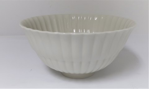 Royal Copenhagen. Thorkild Olsen. Model 3717. White bowl. Height 8.5 cm. 
Diameter 17 cm. (1 quality)
