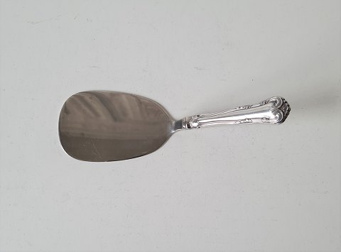 Herregård cake spatula in silver and steel 14 cm.