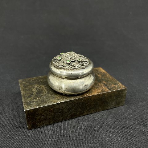 Small box in silver with powder broom