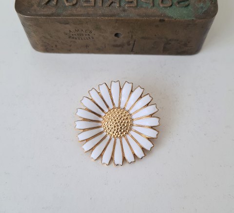 Georg Jensen Marguerit - Daisy jubilæums broche fra 1990 i forgyldt sterlingsølv 
og hvid emalje