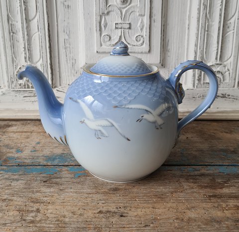 B&G Seagull with gold teapot no. 238