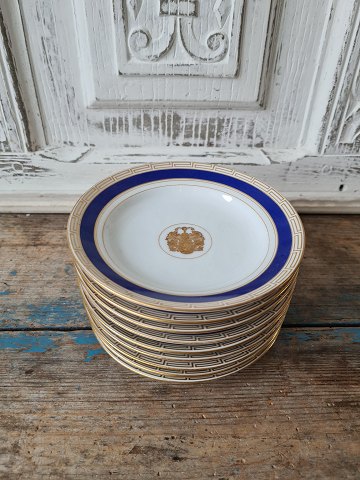 Set on 9 B&G cake plate decorated with royal blue, Greek eternity pattern and 
coat of arms in gold. 14 cm.