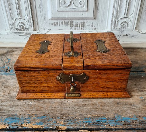 English tobacco box in lacquered oak with brass mounting