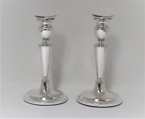 Sølv lysestager med oval fod (830). Stemplet E T J. Et par. Højde 19 cm.