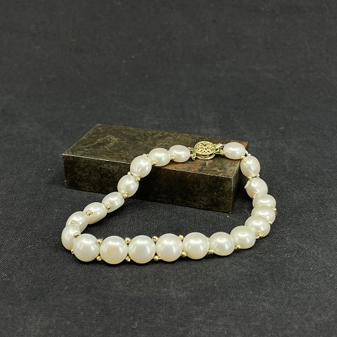 Fine bracelet with pearls and gold clasp