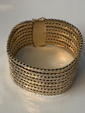 Geneve Bracelet 4 Rk in 14 carat Gold
Stamped HELM 585
Length 18.2 cm approx
Width 33.24 mm
Thickness 1.70 mm
SOLD