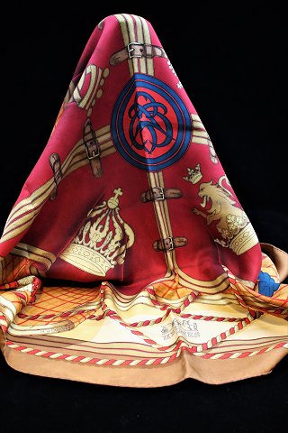 Original Vintage Hermés silk scarf in beautiful colors with a classic Hermés 
motif. Measures: 90x88cm.