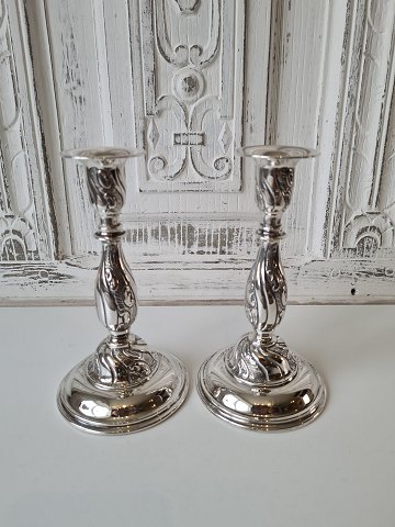 Par smukke sølv lysestager med Rokoko dekoration