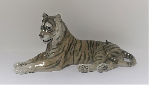 Royal Copenhagen. Porcelænsfigur. Liggende tiger. Model 714. Længde 30 cm. (1 
sortering)