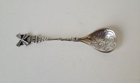 Jam spoon in silver decorated with Dutch mill