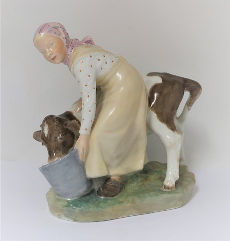 Königliches Kopenhagen. Porzellanfigur. Mädchen mit Kuh in Farben. Modell 779. 
Höhe 16 cm. (1 Wahl).