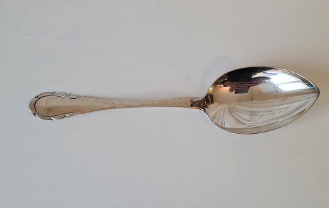 Stor serveringsske i sølv fra 1933 - 25,5 cm.