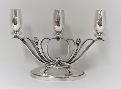 Evald Nielsen. 3-armet sølv lysestage. Højde 17,5 cm. Længde 25 cm. Produceret 
1949.