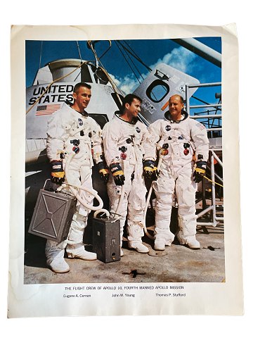 Originalt NASA farveoffsetfotografi fra Apollo 10 månemissionen i maj 1969. 
Billedet viser astronauterne Eugene A. Cernan, John W. Young and Thomas Stafford
