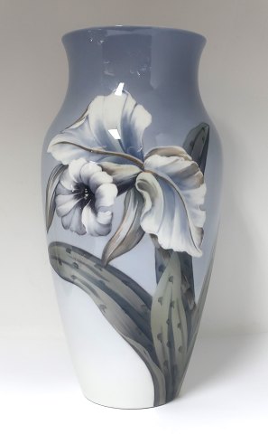 Royal Copenhagen. Stor vase med blomster motiv. Model 2640/137. Højde 31,5 cm. 
(1 sortering)