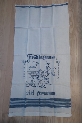 Parade piece
A beautiful old parade piece with handmade blue embroidery
Tekst: "Früh begonnen viel gewonnen" (To begin early is well succeded)
109cm x 55cm
The antique, Danish linen and fustian is our speciality