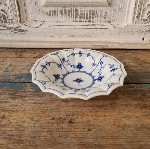 Royal Copenhagen Blue fluted bowl no. 140