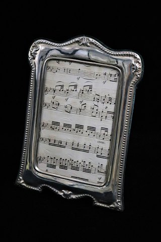 Old silver frame with glass and fine decorated edge. 23,5x16,5cm. (stamped with 
silver stamps)