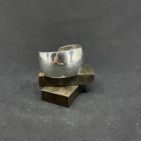 Modern bangle in hammered silver