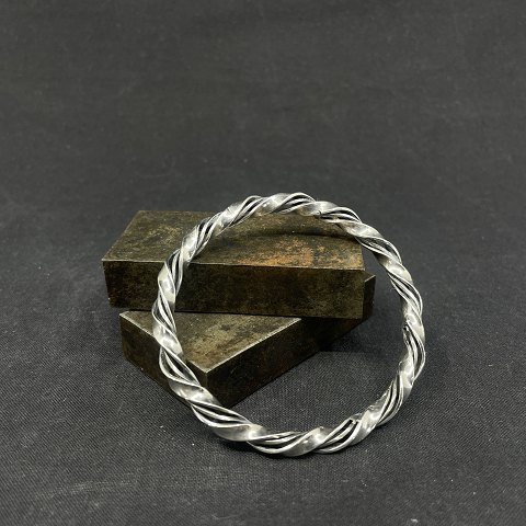 Twisted bangle in silver
