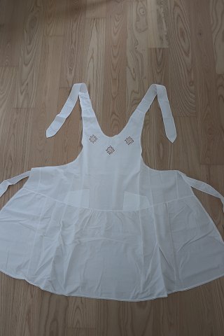 Apron, an old Danish apron
With embroidery made by hand
H: 84cm
In a good condition