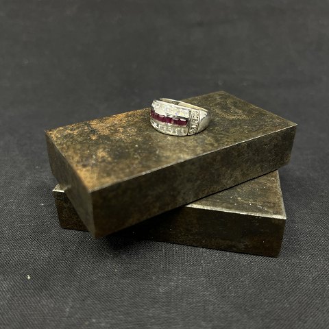 Ring in silver with rubies and zircons