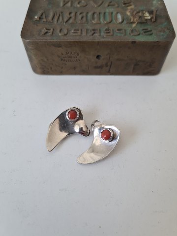 Pair of vintage ear clips in silver with pearls of coral
