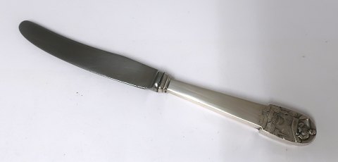 H. C. Andersen eventyrkniv / barnekniv. Sølvbestik. Den flyvende kuffert. Sølv 
(830). Længde 16,5 cm.