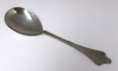 Antik Rococo. Sølv (830). Serveringsske. Længde 22,5 cm. Produceret 1919.