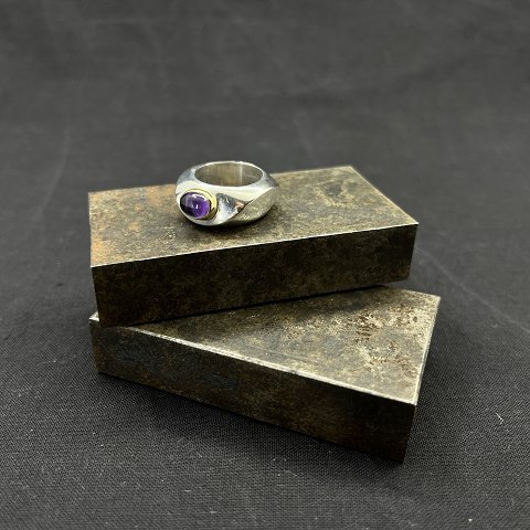 Modern ring in silver with amethyst